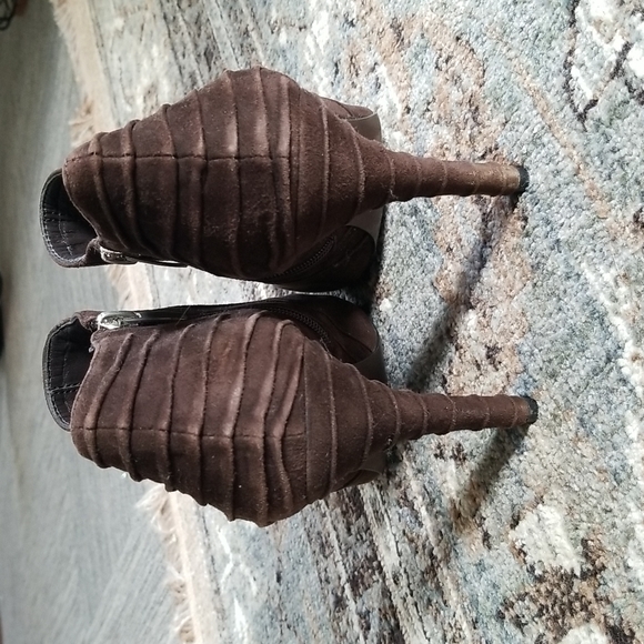 Enzo Angiolino Suede Booties, Heels - Picture 3 of 9